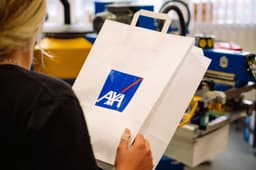 Paper bag with logo: Corporate advertising for just a few bucks